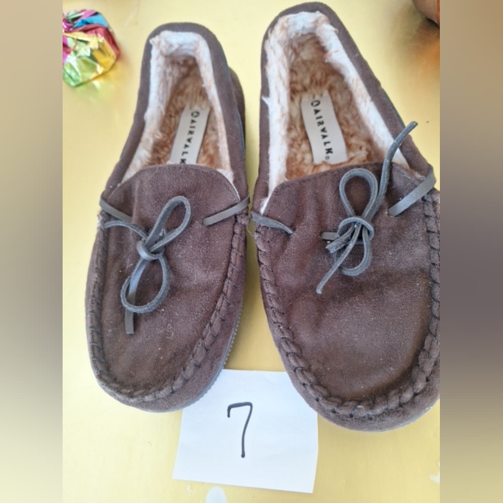 Men's AIRWALK Moccasin Slippers, Size 7 - Picture 4 of 5